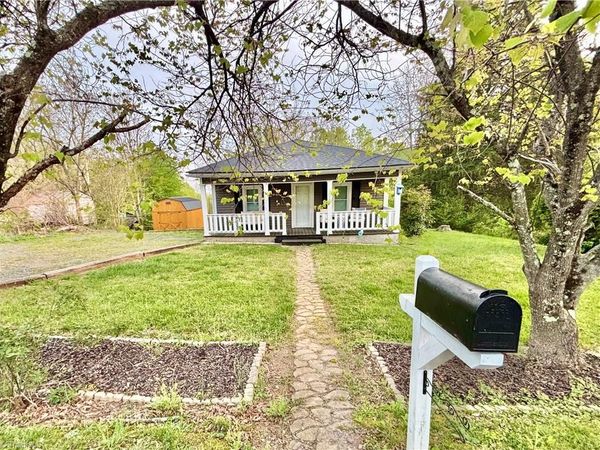 1072 Grassy Knob Road , Pilot Mountain, NC 27041