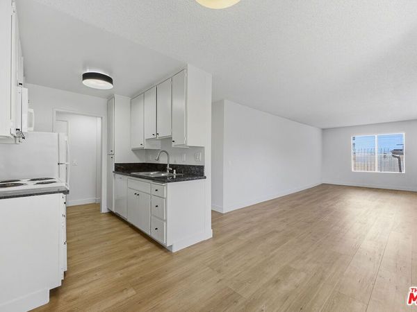 1352 S Carmelina Avenue, Unit 209, Los Angeles, CA 90025