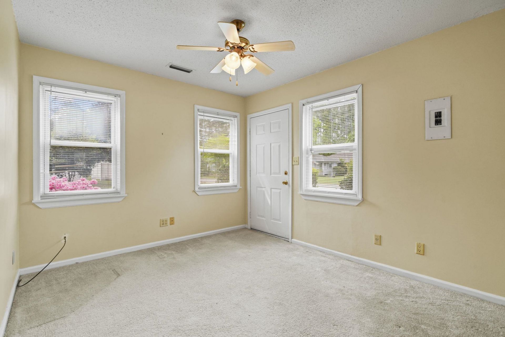 6590 Eagle Crescent Photo 16