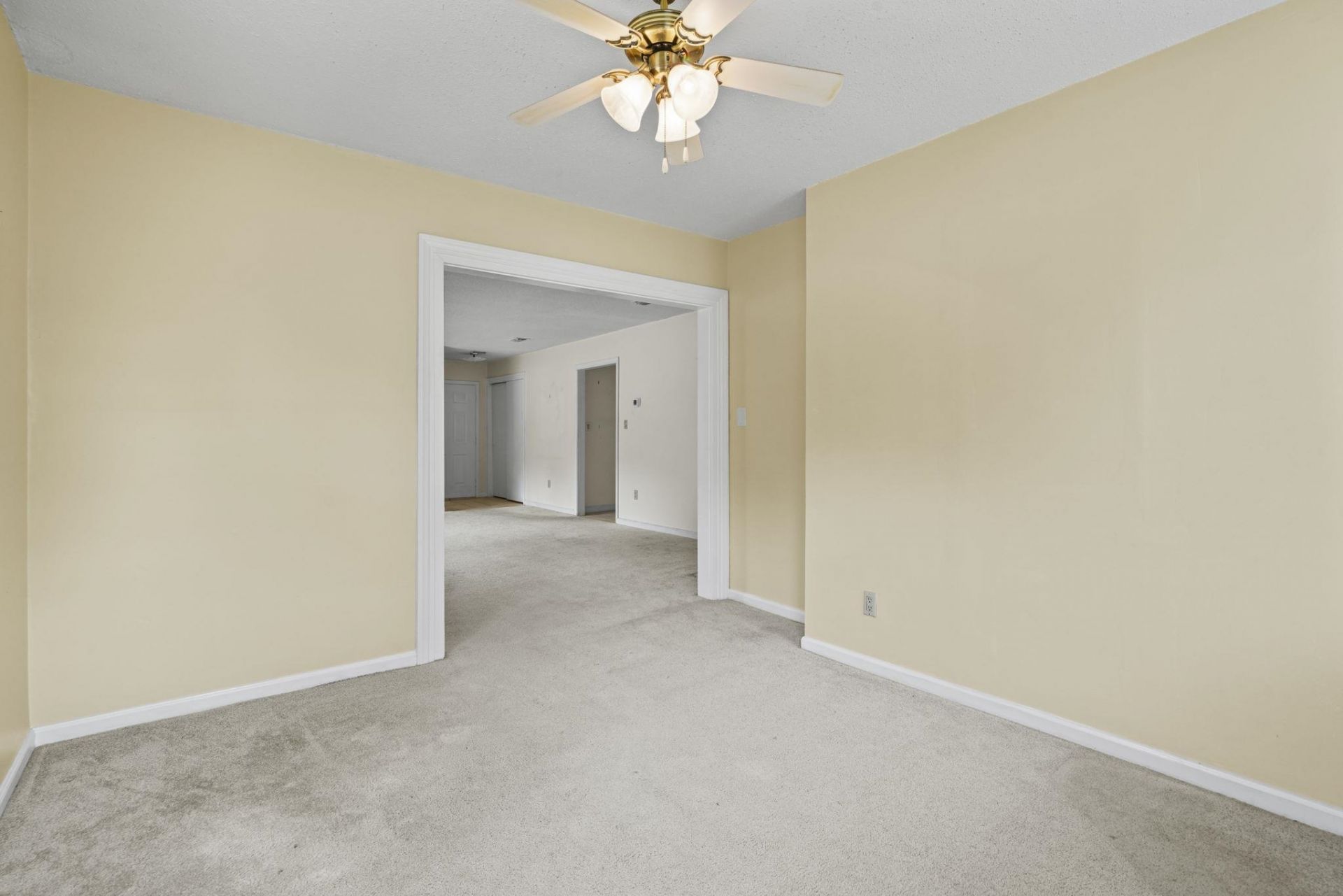 6590 Eagle Crescent Photo 17