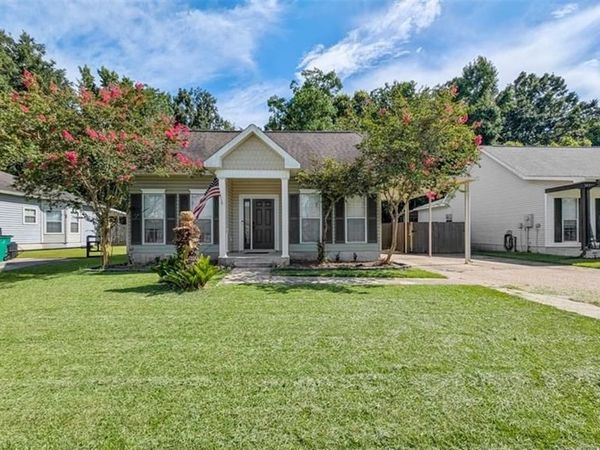 2735 VILLAGE Court, Marrero, LA 70072