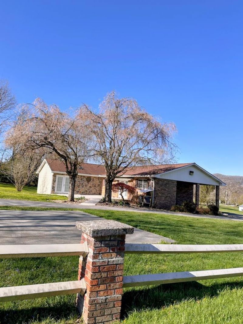 62 Howards Branch, Hinton, WV 25951 Main Photo