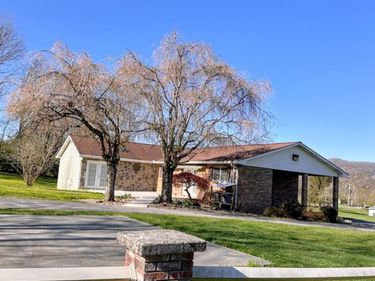 62 Howards Branch, HINTON, WV 25951