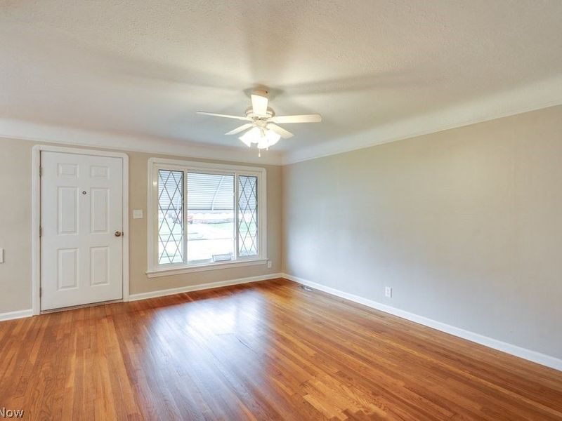 8208 Wainstead Drive, Parma, OH 44129 Photo 4