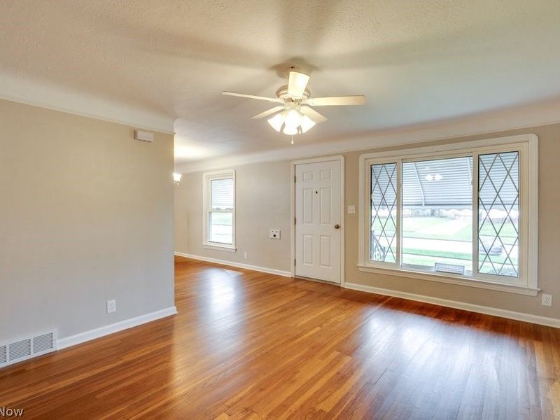 8208 Wainstead Drive, Parma, OH 44129 Photo 5