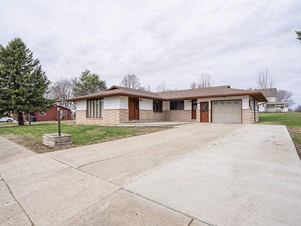 602 6th St, Ireton, IA 51027