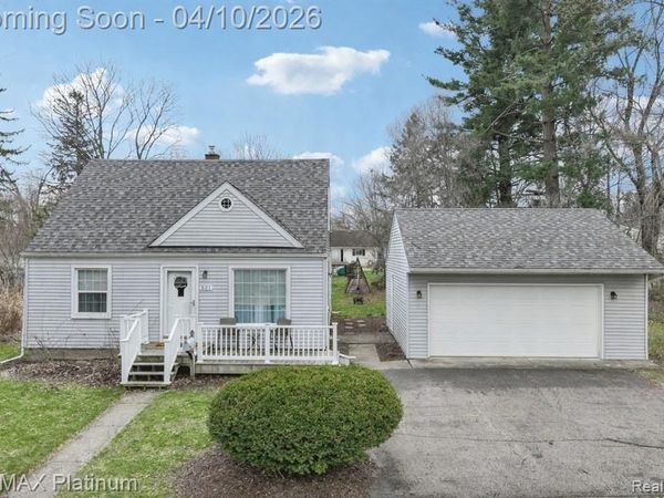 521 W Crane Street, Howell, MI 48843