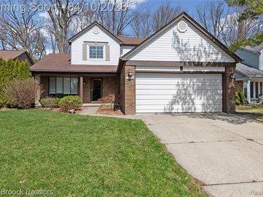 17883 Foxpointe Drive, Clinton Twp, MI 48038