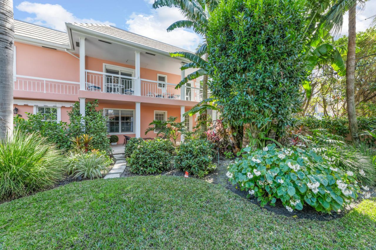 134 Peruvian Avenue, Unit 104, Palm Beach, FL 33480 Photo