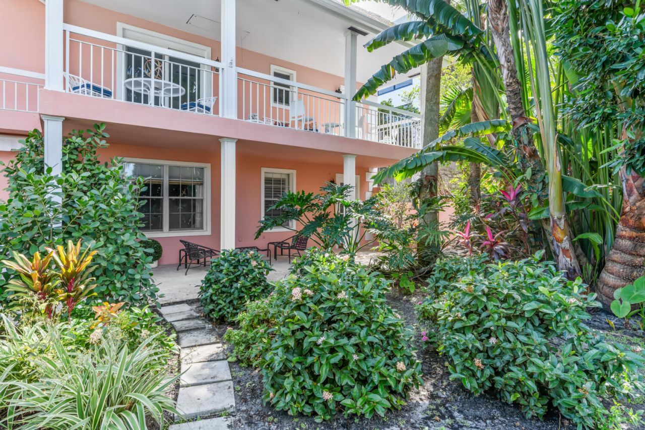 134 Peruvian Avenue, Unit 104, Palm Beach, FL 33480 Photo