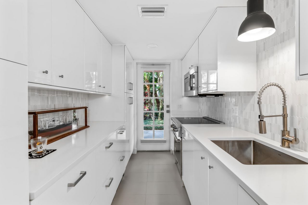 134 Peruvian Avenue, Unit 104, Palm Beach, FL 33480 Photo