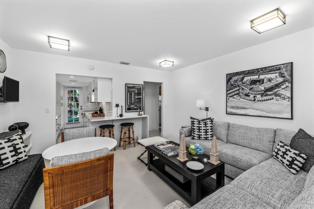 134 Peruvian Avenue, Unit 104, Palm Beach, FL 33480 Photo