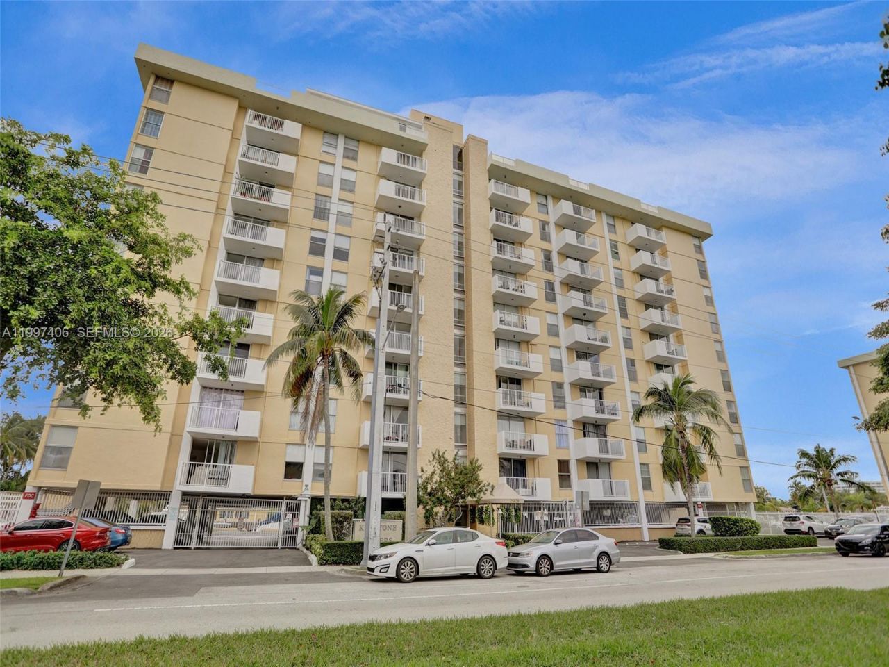 2020 NE 135th St, Unit 906, North Miami, FL 33181 Photo
