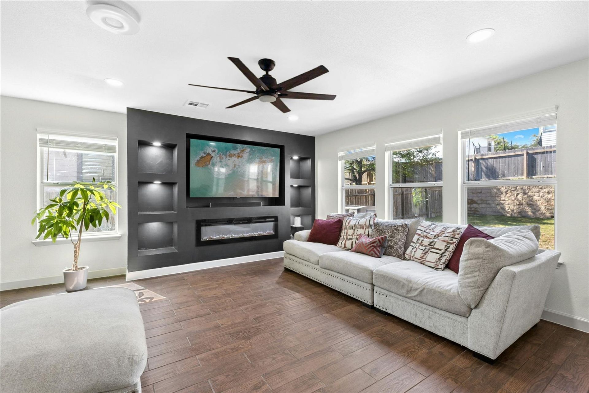 245 Myrtle St, Kyle, TX 78640 Main Photo
