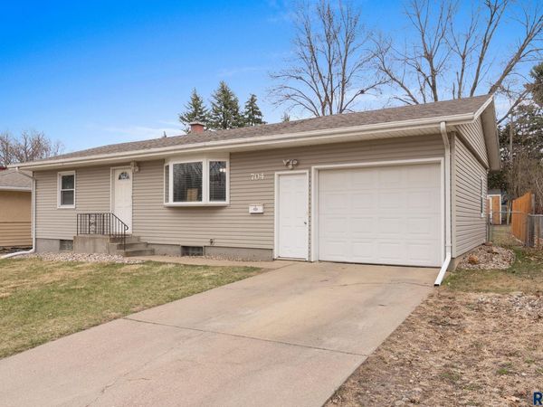 704 S Bahnson Ave, Sioux Falls, SD 57105