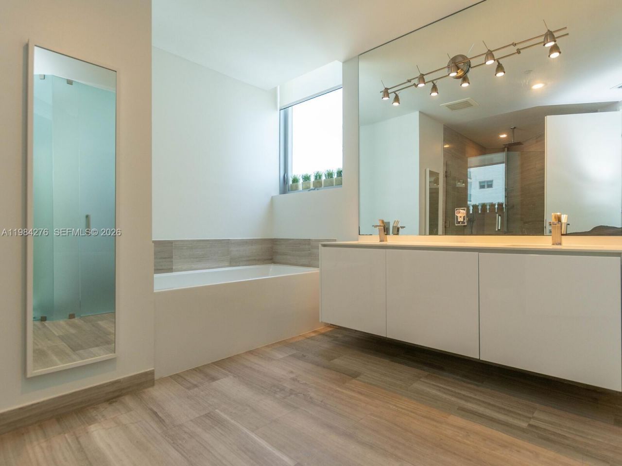 1300 Brickell Bay Dr, Unit 3804, Miami, FL 33131 Photo