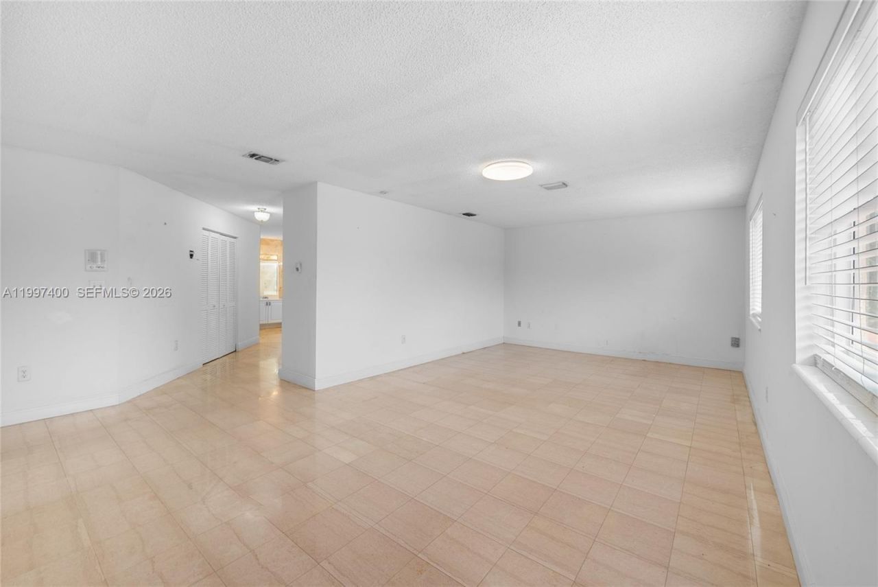 8724 NW 189th Ter, Hialeah, FL 33018 Photo