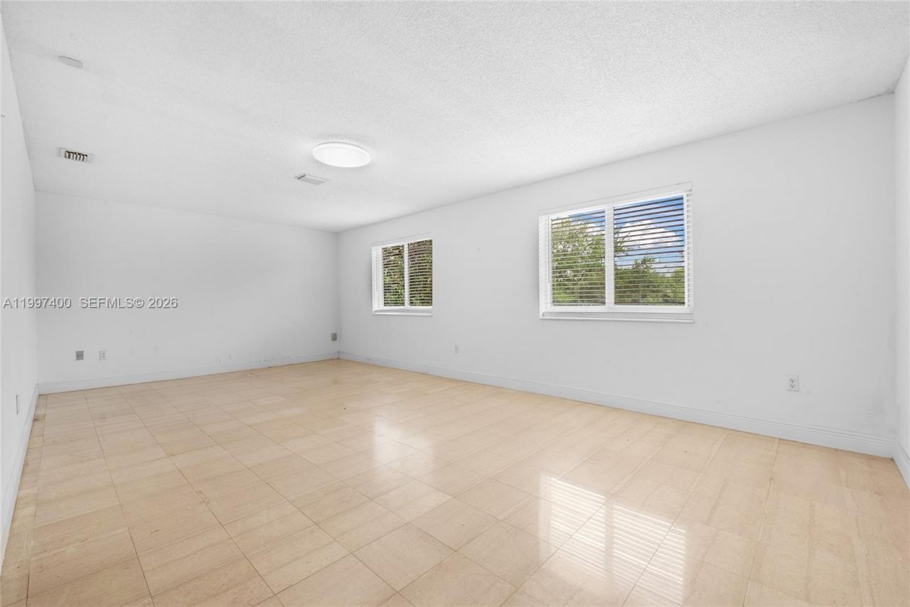 8724 NW 189th Ter, Hialeah, FL 33018 Photo