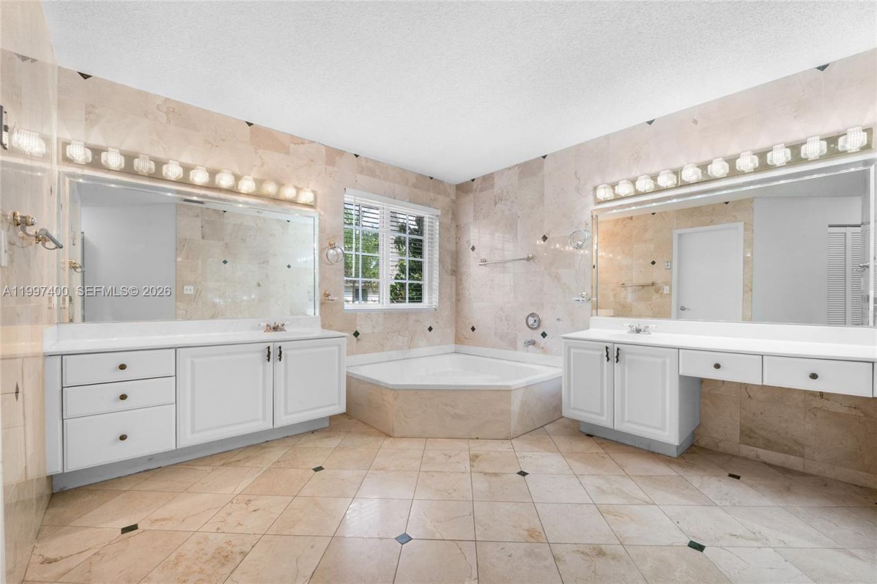 8724 NW 189th Ter, Hialeah, FL 33018 Photo