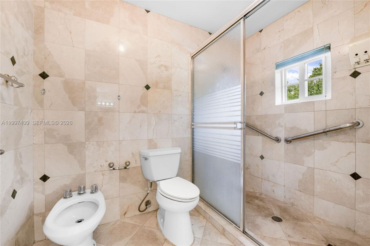 8724 NW 189th Ter, Hialeah, FL 33018 Photo