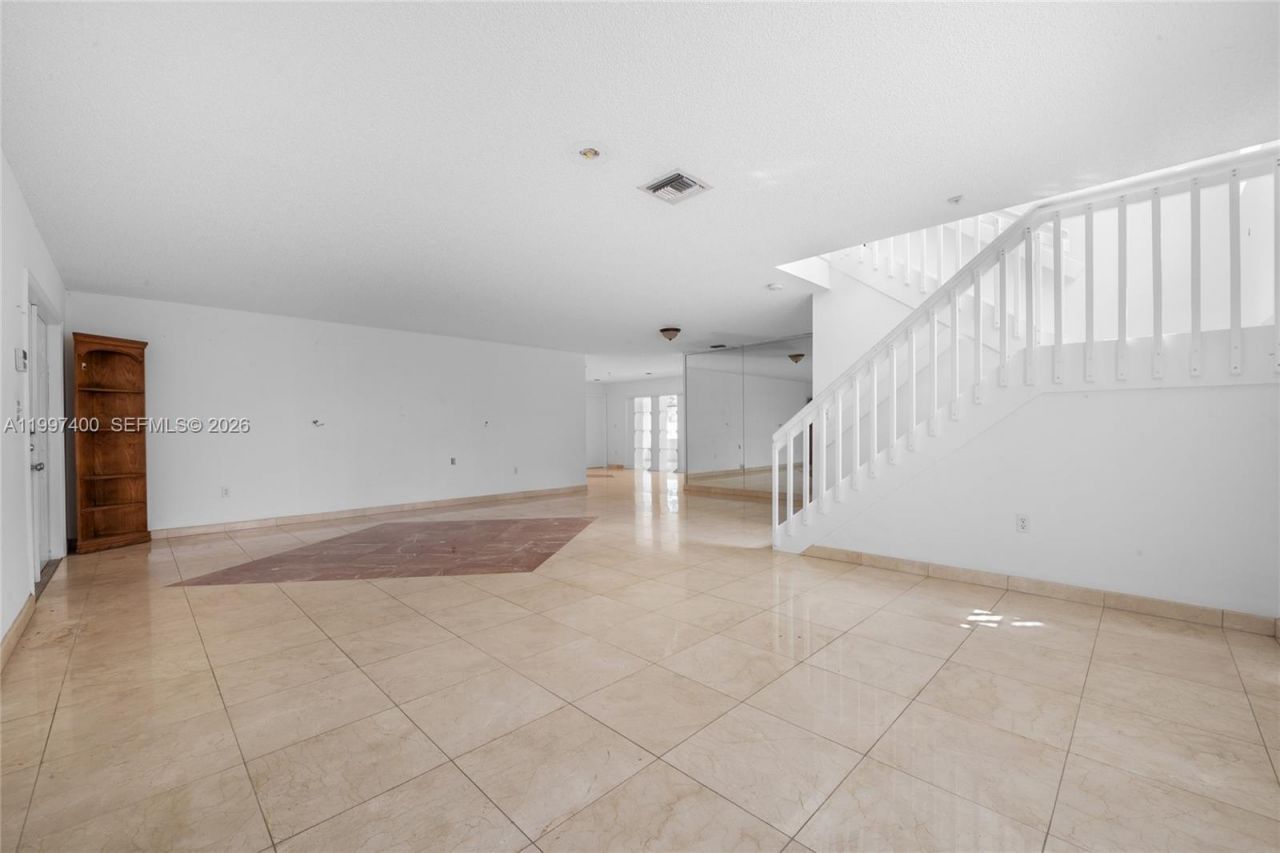 8724 NW 189th Ter, Hialeah, FL 33018 Photo