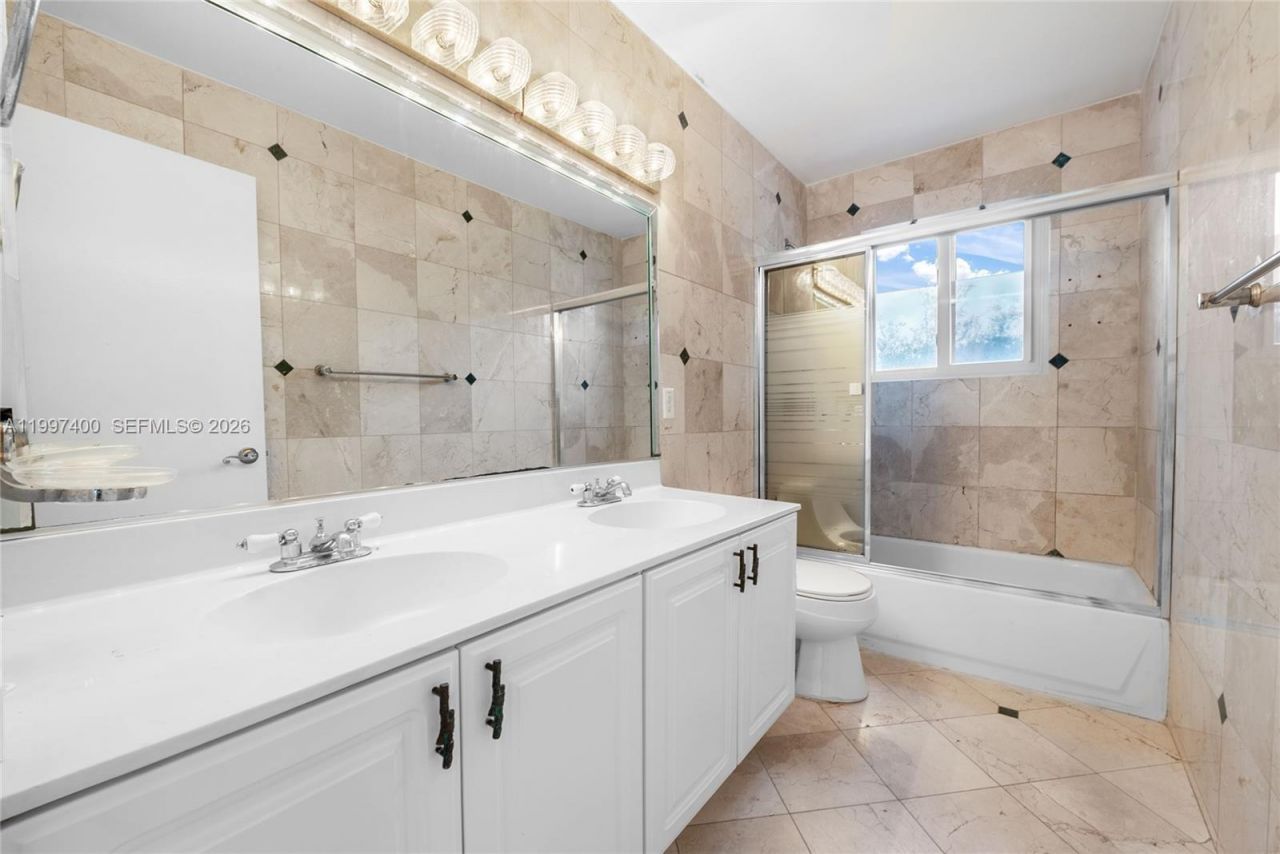 8724 NW 189th Ter, Hialeah, FL 33018 Photo