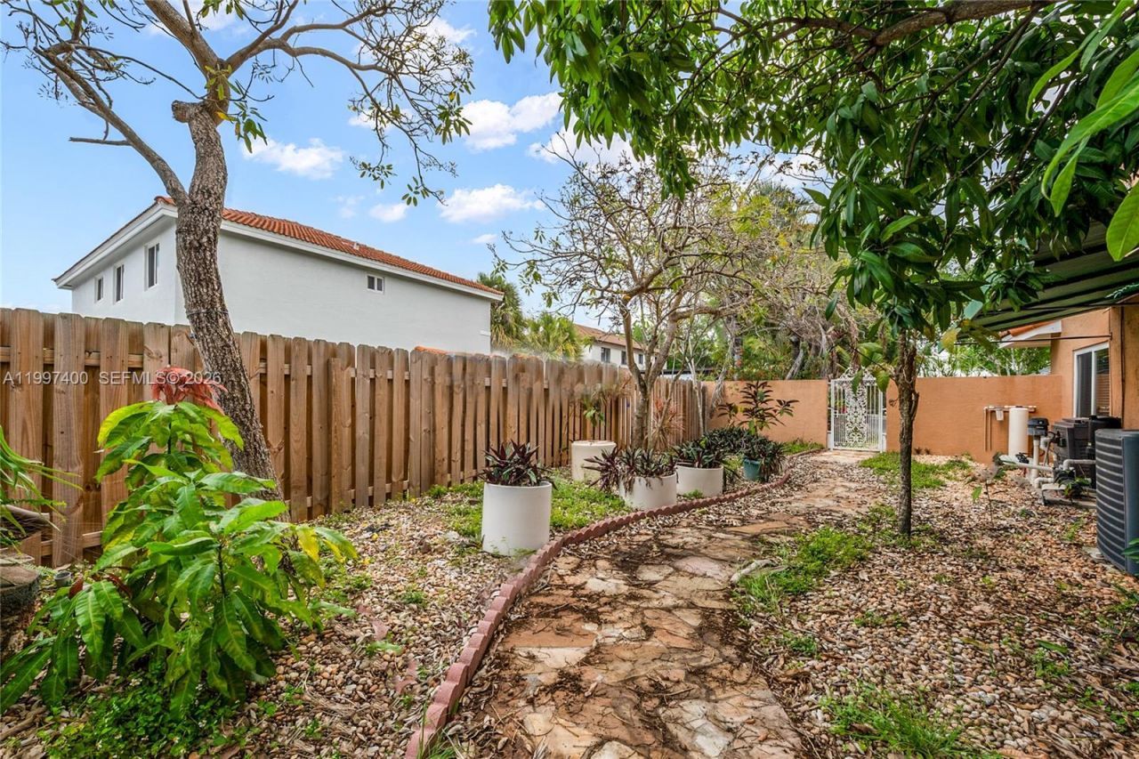 8724 NW 189th Ter, Hialeah, FL 33018 Photo