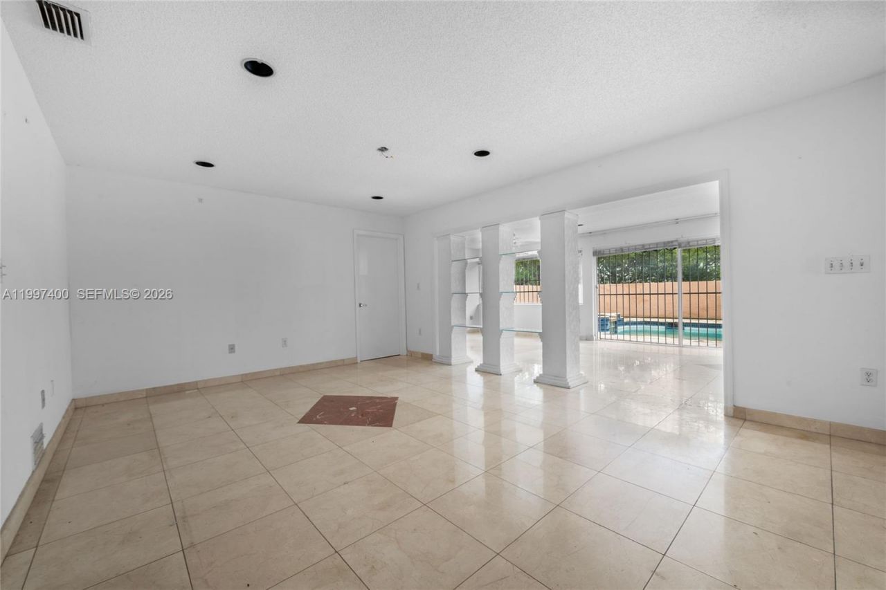 8724 NW 189th Ter, Hialeah, FL 33018 Photo