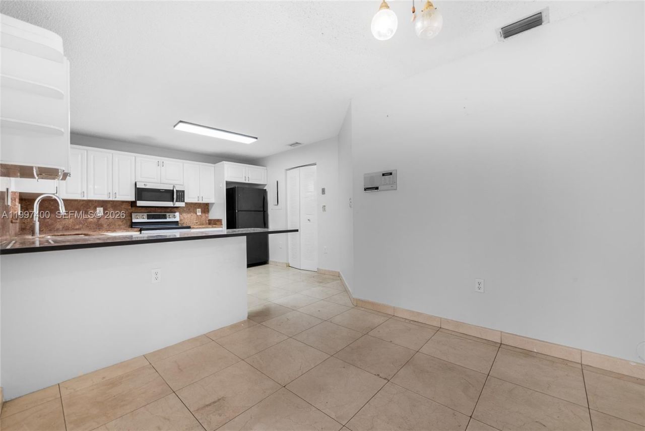 8724 NW 189th Ter, Hialeah, FL 33018 Photo