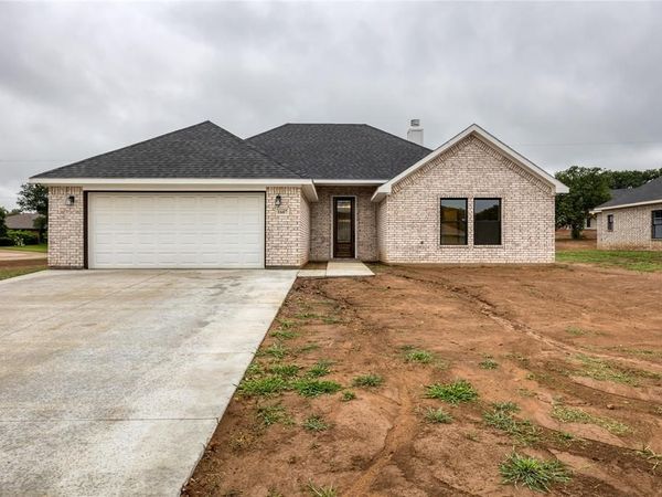 1607 W College Street, Jacksboro, TX 76458