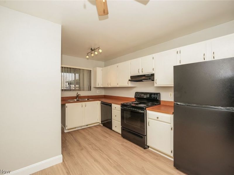 9471 Madison Lane , North Royalton, OH 44133 Photo 4