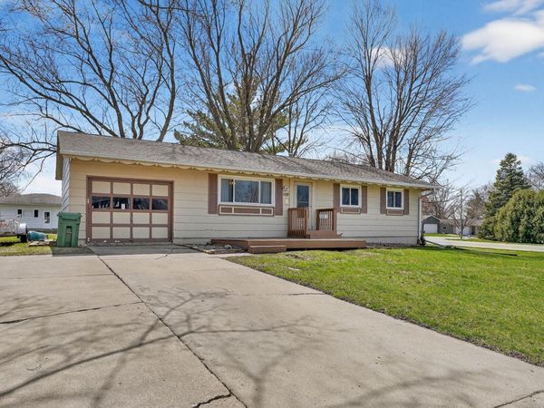 1109 Ridgewood Boulevard, Waverly, IA 50677