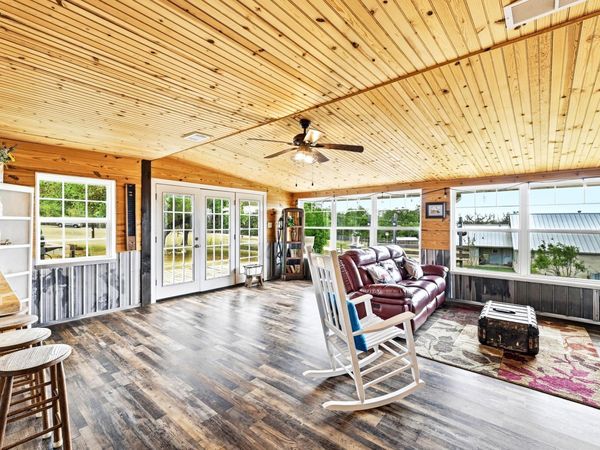 127 Klbj RD, Smithville, TX 78957