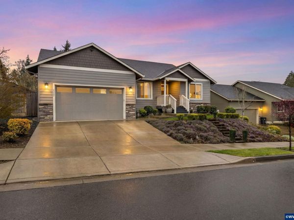 1022 Emmett Lp, Silverton, OR 97381