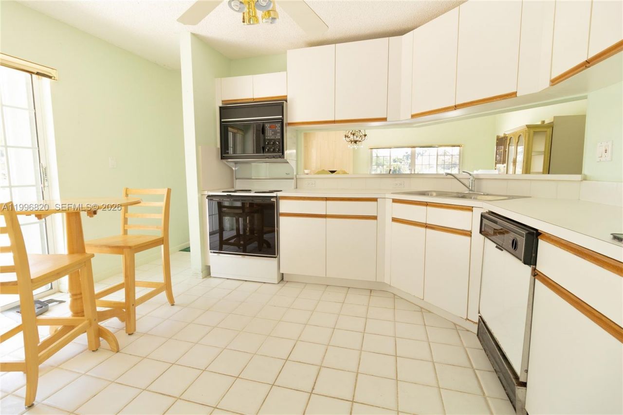 10352 NW 46th St, Doral, FL 33178 Photo