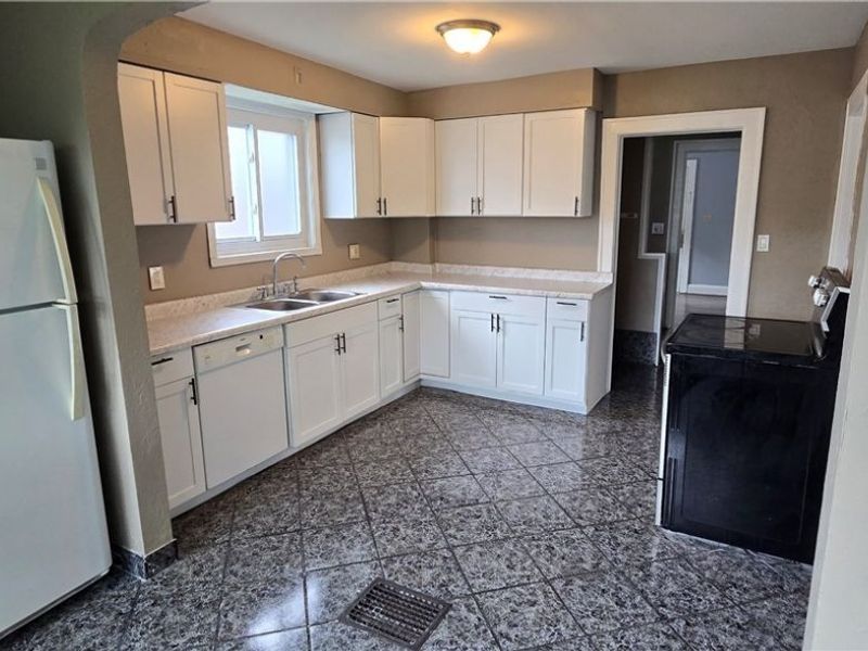 914 Dan Street, Akron, OH 44310 Photo 7