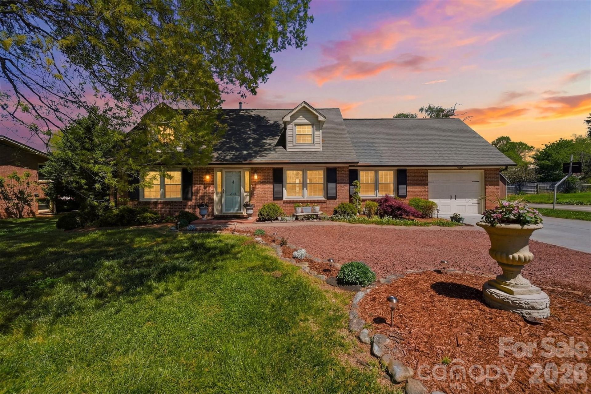 2315 29th Avenue Drive Ne, Hickory, NC 28601 Main Photo