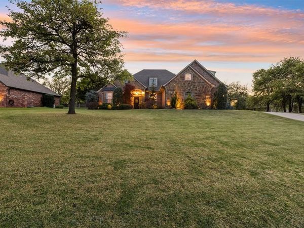 8863 Belcaro Drive, Edmond, OK 73034