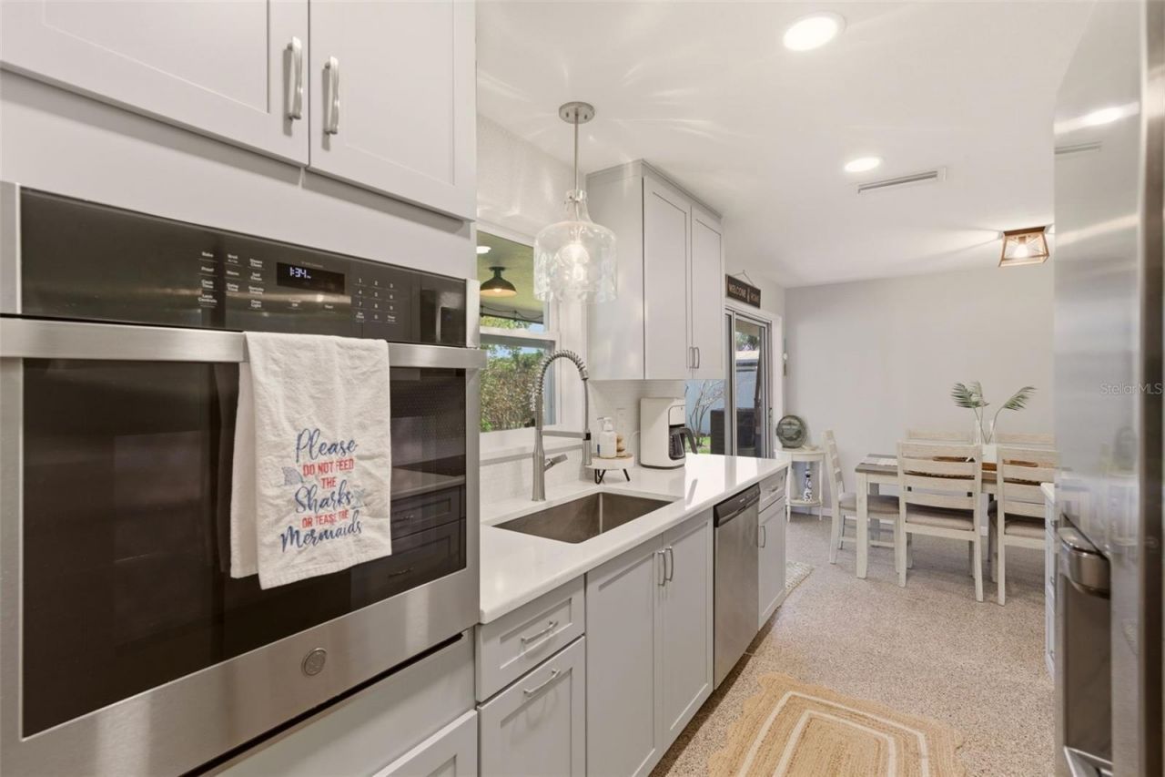 517 S Peninsula Avenue, New Smyrna Beach, FL 32169 Photo