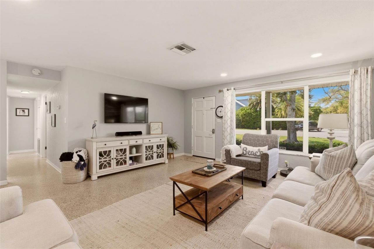 517 S Peninsula Avenue, New Smyrna Beach, FL 32169 Photo