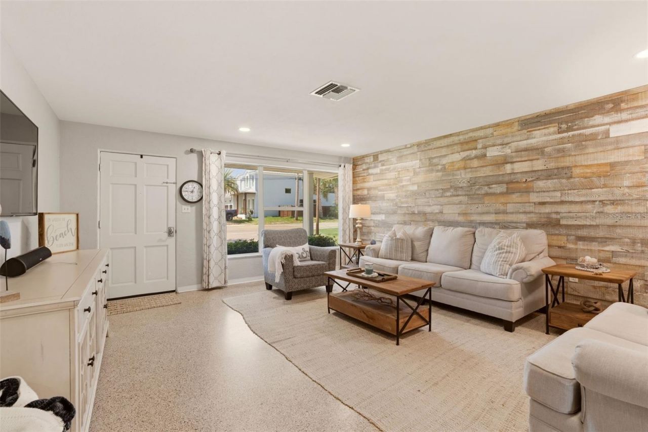 517 S Peninsula Avenue, New Smyrna Beach, FL 32169 Photo