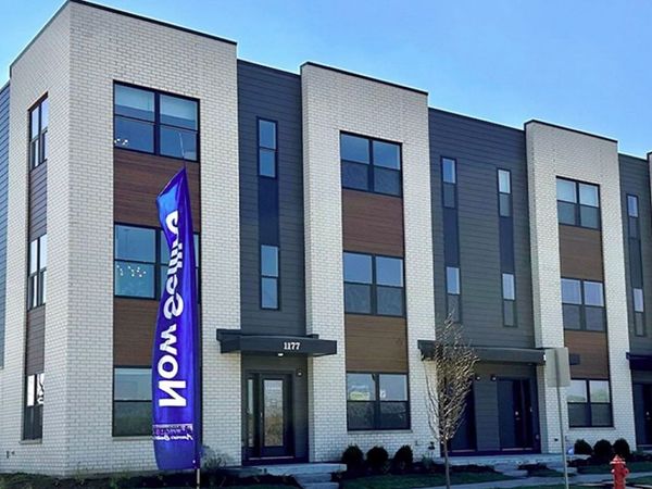 2221 Waters Edge Drive, Schaumburg, IL 60196