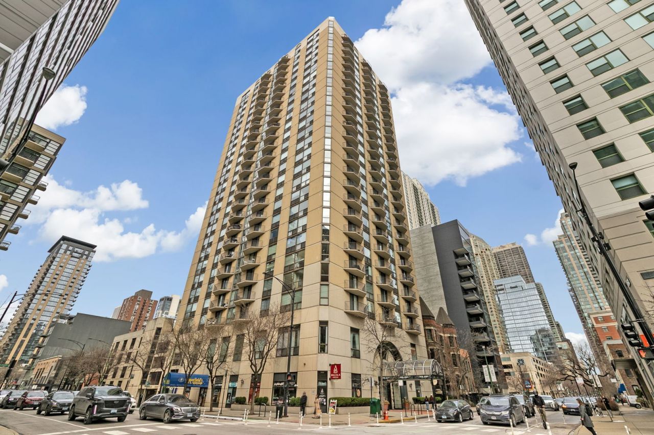 70 W Huron Street, Unit 1907, Chicago, IL 60654 Main Photo