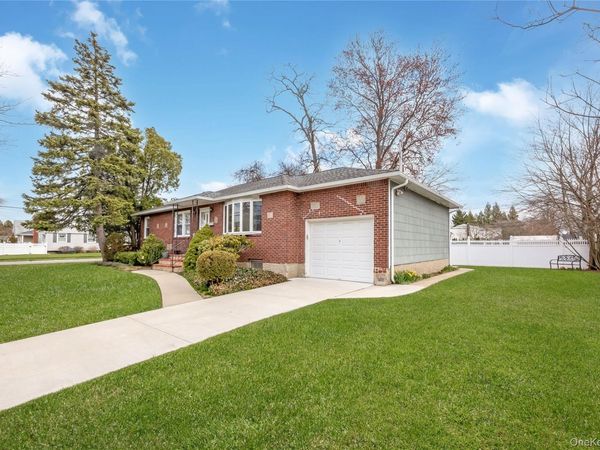 35 W Chestnut Street , Farmingdale, NY 11735