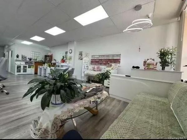 622 E Jericho Tpke , Huntington Station, NY 11746