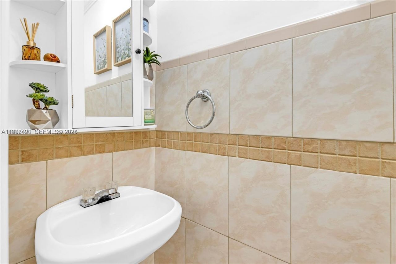 1675 W 57th St, Unit 514, Hialeah, FL 33012 Photo