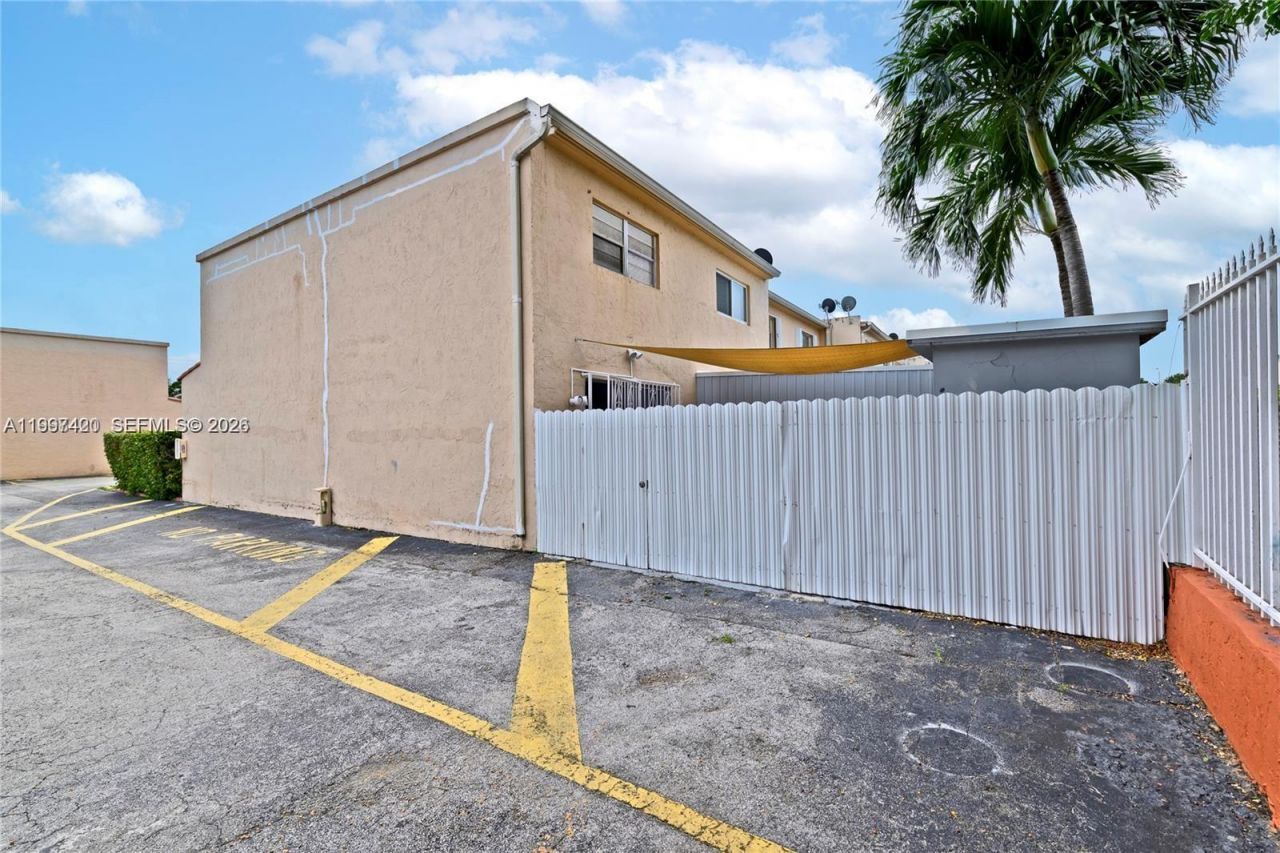 1675 W 57th St, Unit 514, Hialeah, FL 33012 Photo