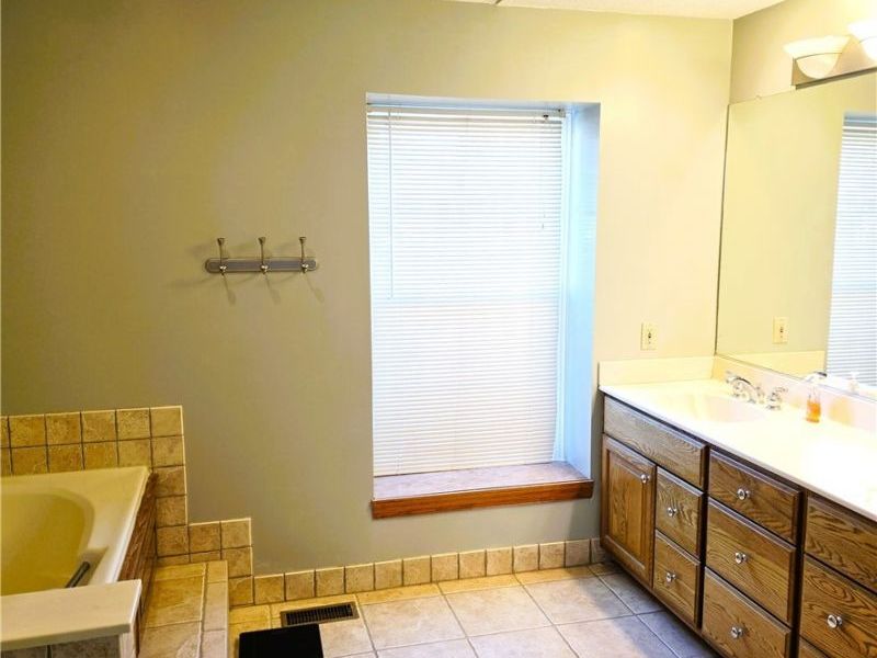 9898 Lakeview Circle , Strongsville, OH 44136 Photo 19