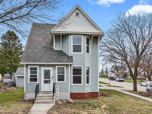 605 10th Street, Nevada, IA 50201