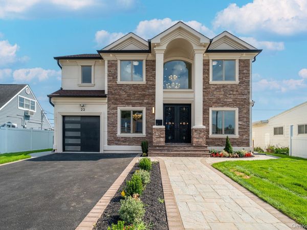 22 Sleepy Lane , Hicksville, NY 11801